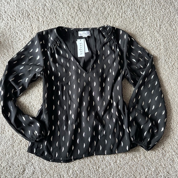 Velvet by Graham & Spencer Jules top in black - Picture 5 of 5